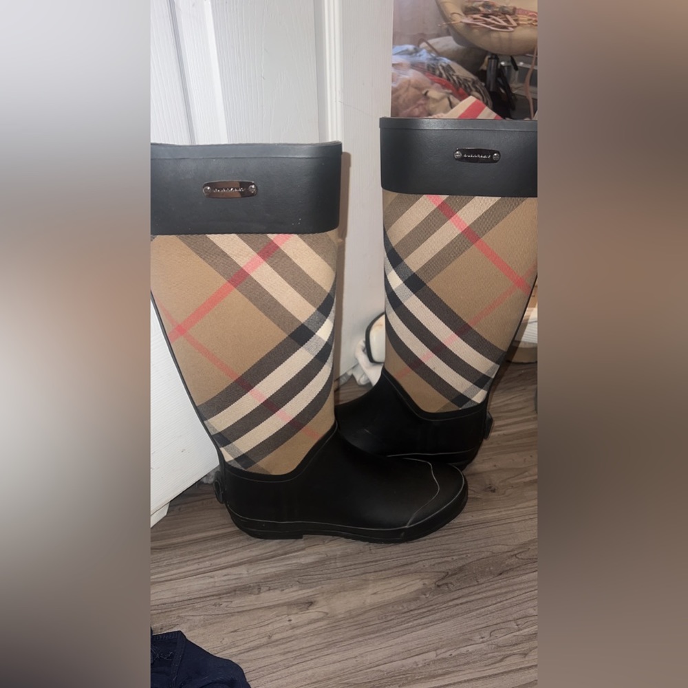 burberry boots only worn once